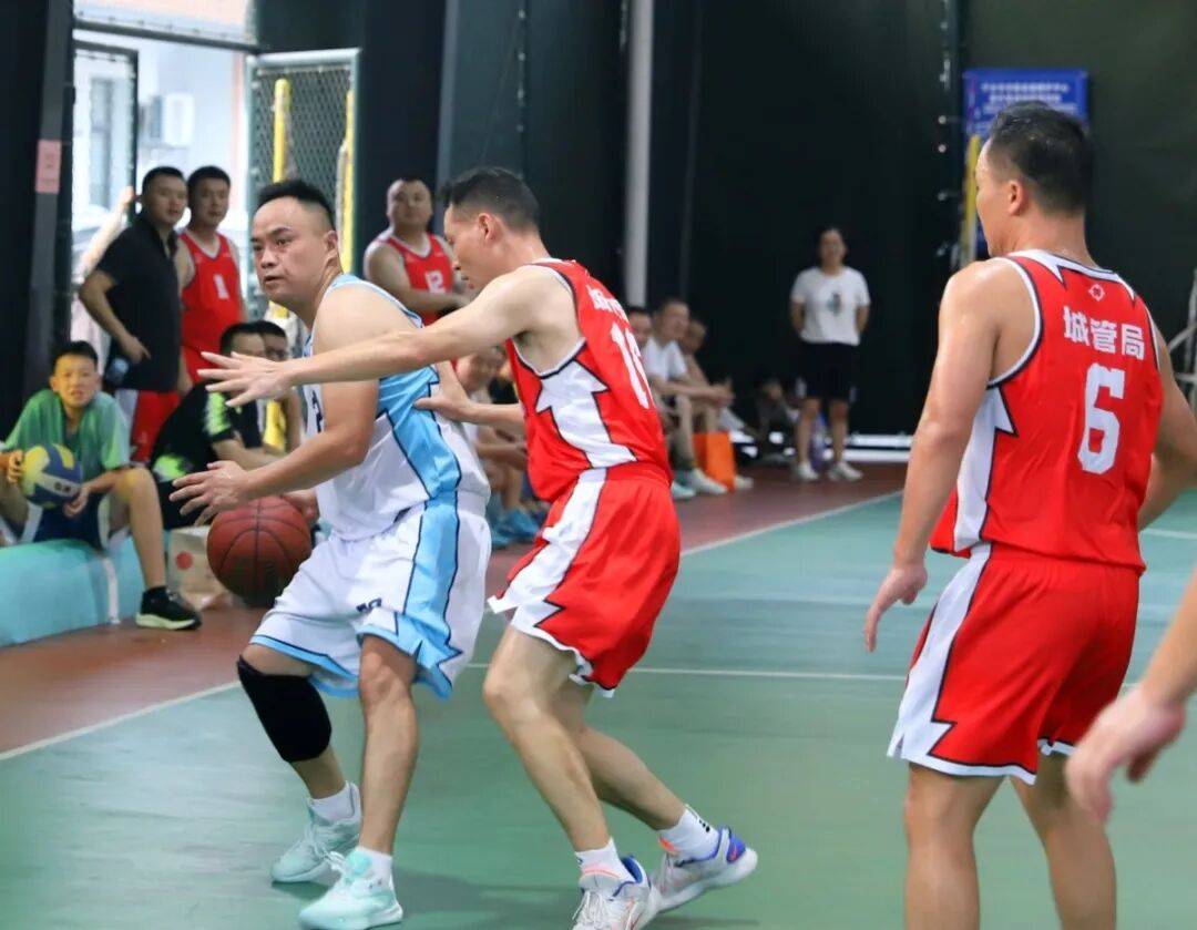 球场上的篮球赛事将激发热血